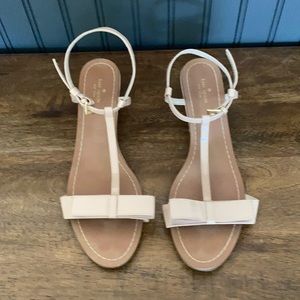 Kate Spade Tan Patent Bow low-wedge heels Sz 10